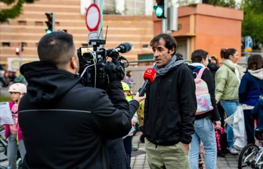 Como sabéis se ha anulado el corte de tráfico que nos permitía ir al cole sin coches por las mañanas.

🚶‍♀️Era un tramo corto, de 8.45 a 9.25, pero nos permitía hacerlo de una forma segura, más sana y con la suerte de contar con una forma avanzada de vivir la ciudad.

🚲 Molaba ir en bici, andando o en patinete sin tener que coger de la mano a nuestrxs peques o cruzar con mil ojos.

🚲🛴🛹Queremos seguir yendo al cole sin humos y sin peligros. Es un gesto pequeño pero importante para peques y familias de los coles Montserrat y Ciudad de Roma.

📅 Este viernes 27 de octubre nos concentramos para pedir que se restablezca el corte de tráfico. Únete con tus hijxs y vente con bicis o patinetes.

📍 A las 8.30 arrancaremos en la rotonda de Pez Volador y a las 8.45 leeremos un manifiesto en el paso de cebra del Paseo de John Lennon.