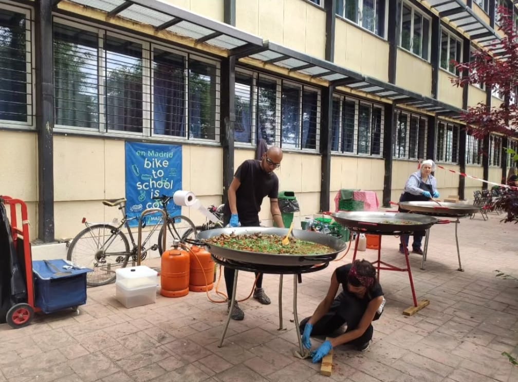 Participamos en la rehabilitación del mural de John Lennon. El original fue creado y pintado en 1981 como símbolo de la paz tras el asesinato del músico. En ese momento fueron el alumnado y el profesorado del colegio Montserrat quienes decidieron, junto a muchas otras personas del barrio, reivindicar su rechazo a todo tipo de violencia y lanzar un mensaje para sensibilizar sobre este asunto crucial. Fue también ese mural el que dio nombre al paseo que une ambos edificio de nuestro centro.
En estos momentos en los que vivimos, este mensaje sigue siendo de gran actualidad. 

Os esperamos a partir de las 10 horas en el edificio de José Martínez de Velasco y en el Paseo John Lennon para terminar de colorear el diseño que se va a realizar durante esta semana.